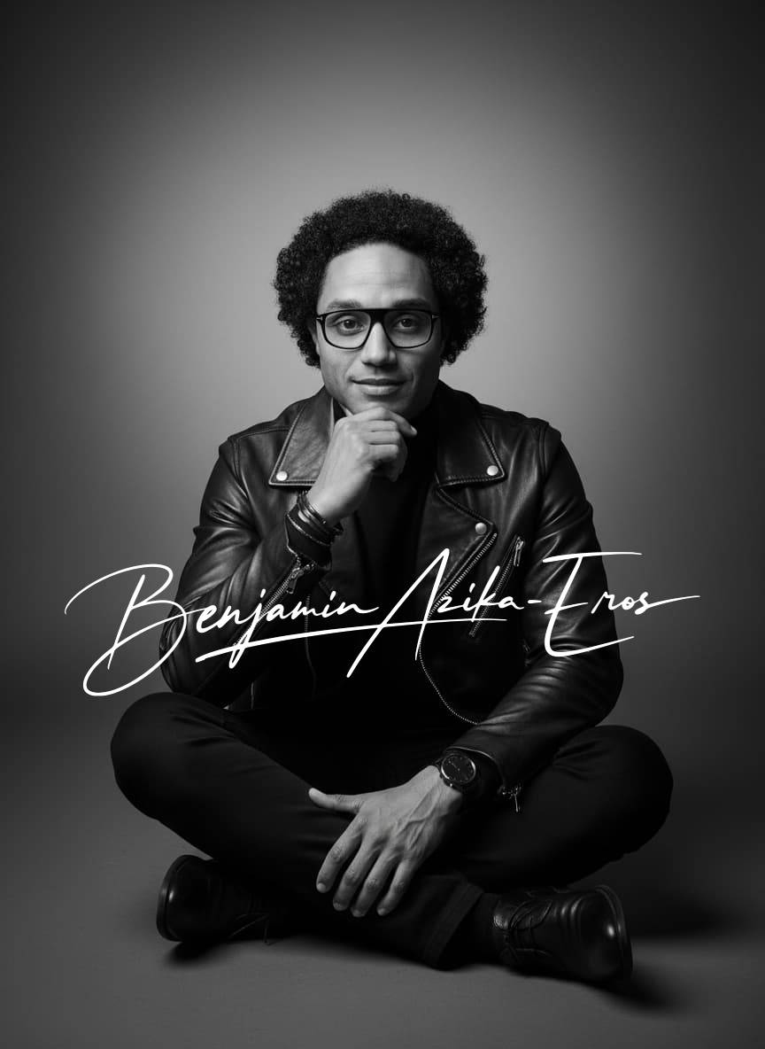 Portrait photographique en noir et blanc de Benjamin AZIKA-EROS, fondateur de MW Management, assis au sol en blouson de cuir, regard posé et déterminé.